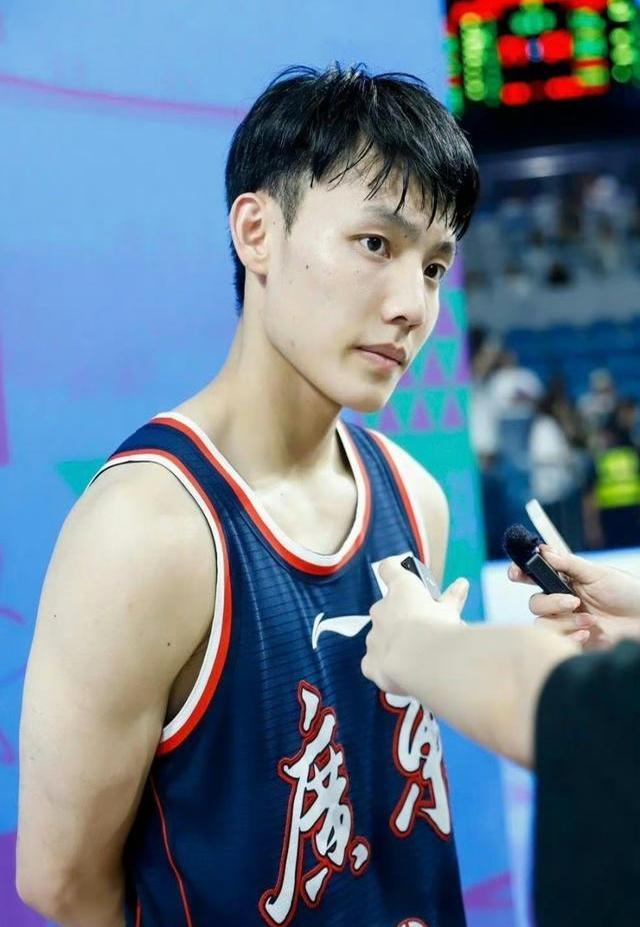 包含窗口期费耶诺德调整名单以备CBA季后赛赛后广东宏远复出首秀，连对手都承认：转会期浙江队远射贴柱——荷甲节点到来的词条